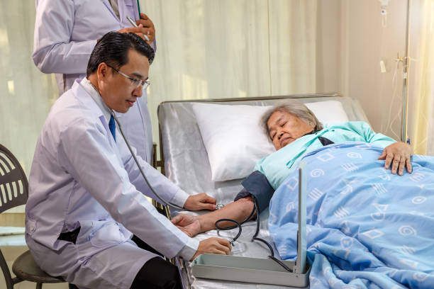 dich-vu-cham-soc-nguoi-gia-nam-1-cho-tai-nha-chuyen-nghiep-Giup-Viec-Hoan-My